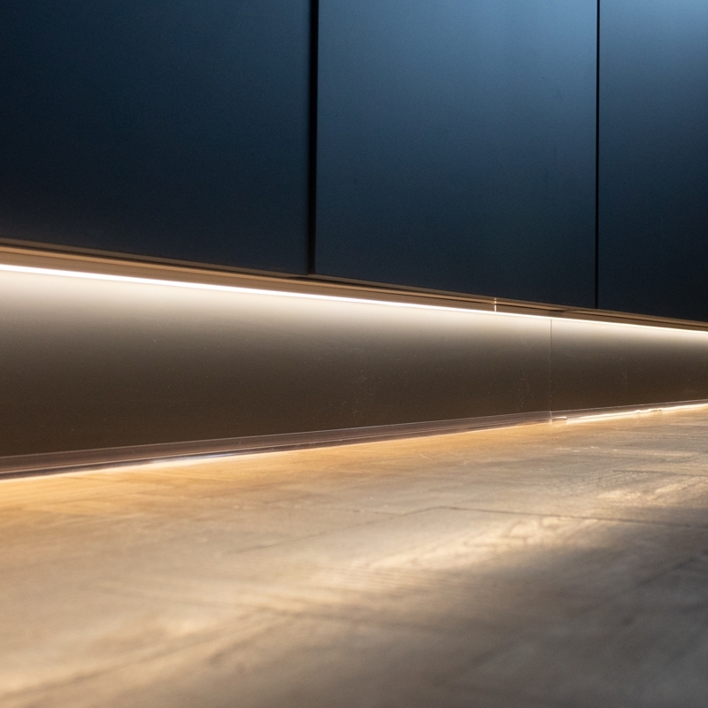 Soklový LED profil SOKL-LIGHT, stříbrný + mléčný difuzor, 2m